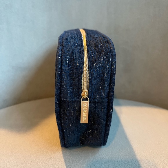 Chanel 2023 Holiday Gift Set, Absolute Allure (Makeup Set), Navy Blue Pouch - Picture 5 of 7